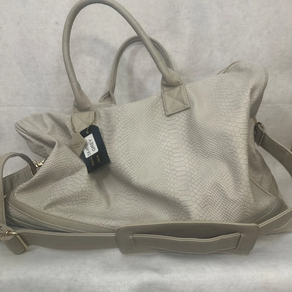 Tote N Carry Faux Crocodile Weekender Bag New with tags 22 x 13 x 12" RARE - Picture 2 of 4